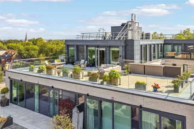 Luxury 3-Bed Penthouse Chiswick High Road Roof Terrace Parking