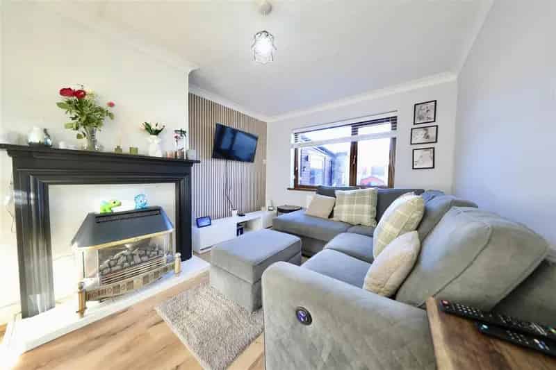 2 Bedroom End Terrace House for Sale Near Kingswood Retail Park