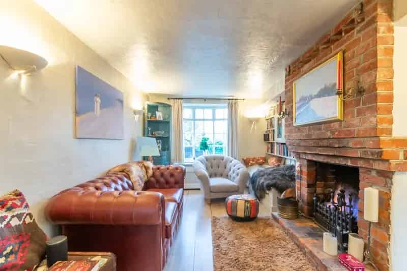 3 Bed House with Garden and Parking