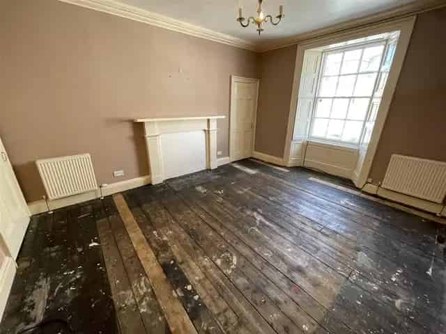 3 Bedroom Flat for Sale - Town Centre Location