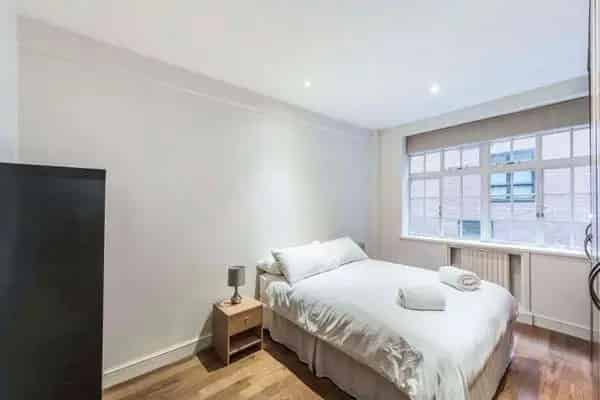 One Bedroom Art Deco Apartment for Sale in London
