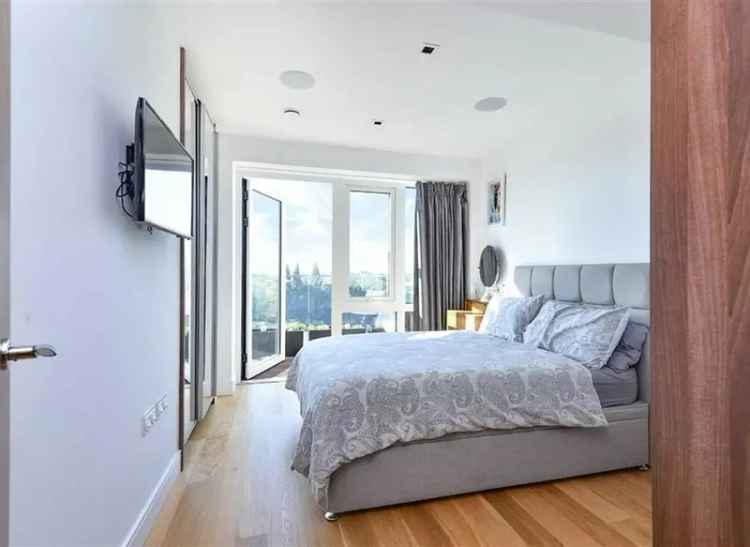 2 Double Bedroom River Thames Apartment with Balconies and Parking