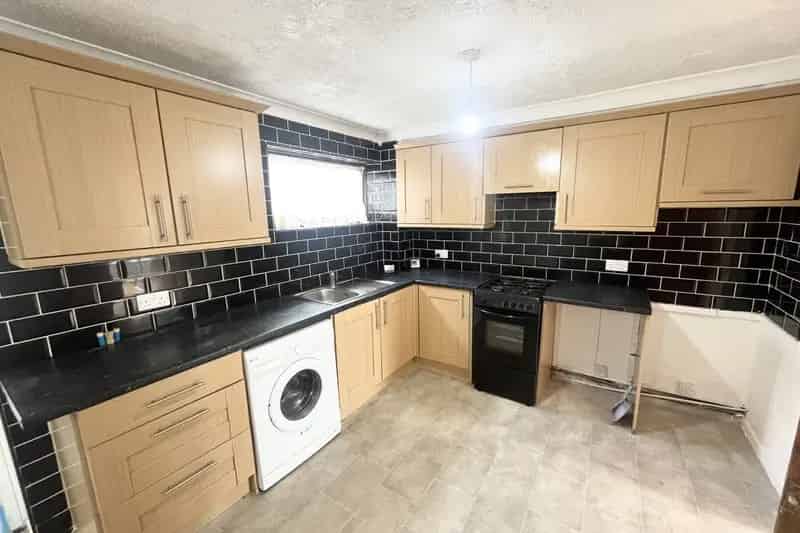 2 Bed House Wakefield - Modern Refurbished Home