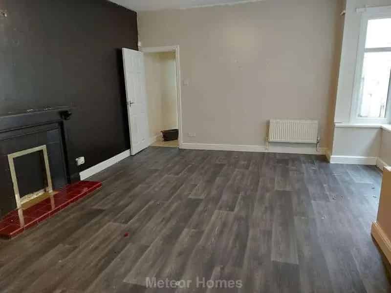 2 bed flat for sale