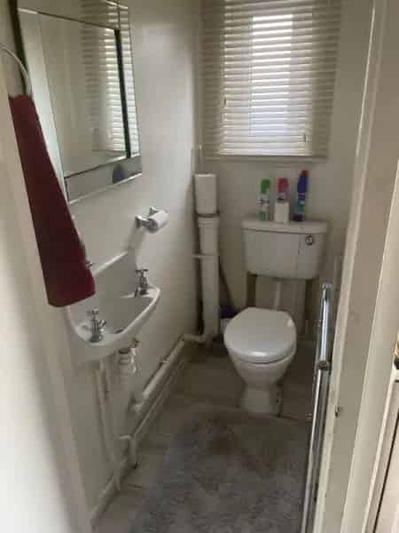 3 Bed House Near Schools Shops Free Parking