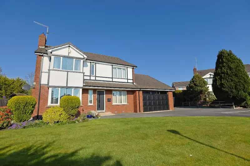 5 Bed Detached House with Conservatory and Landscaped Gardens