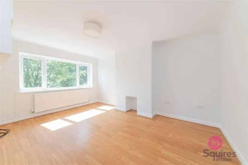 2 Bed Flat for Sale Mill Hill Chain Free Garden
