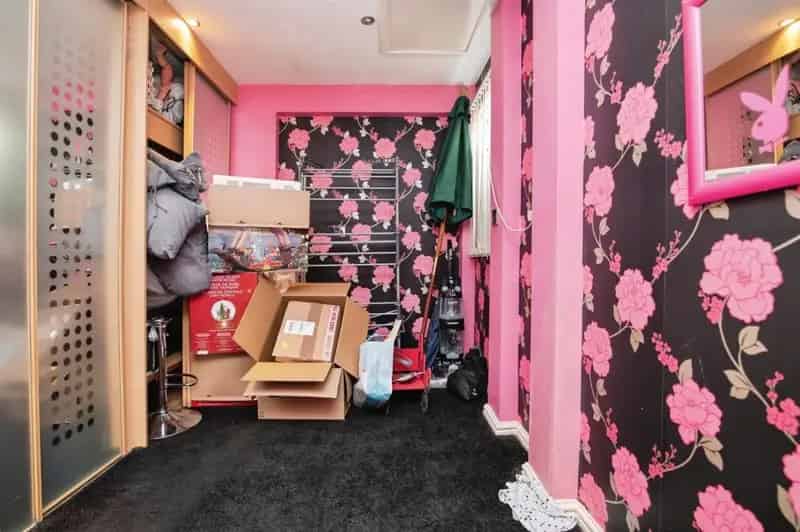 6 Bedroom Detached House with Annex and Conservatory
