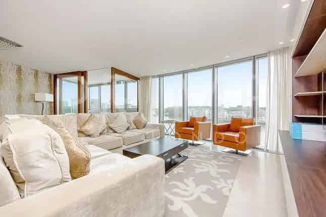 Luxury 3-Bed Apartment in St George Wharf Tower London