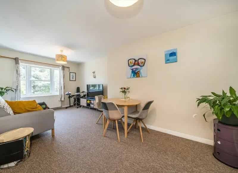 Spacious 2-Bedroom Apartment with Allocated Parking Surbiton
