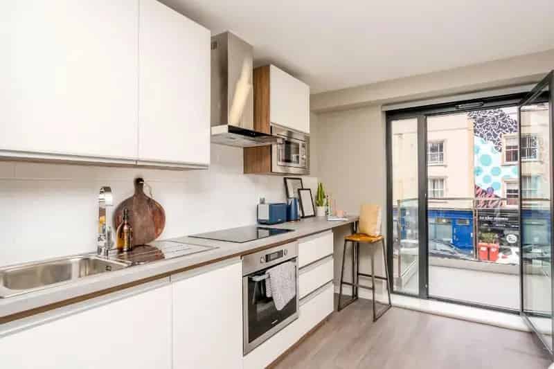 Studio Flat with Gym, Roof Terrace & Utilities Included