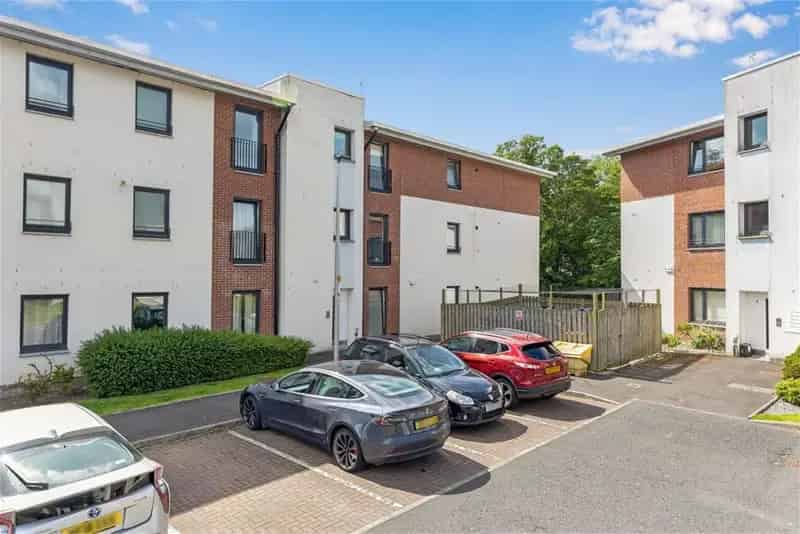 2 Bed Top Floor Flat High Spec Walk in Condition Near Amenities
