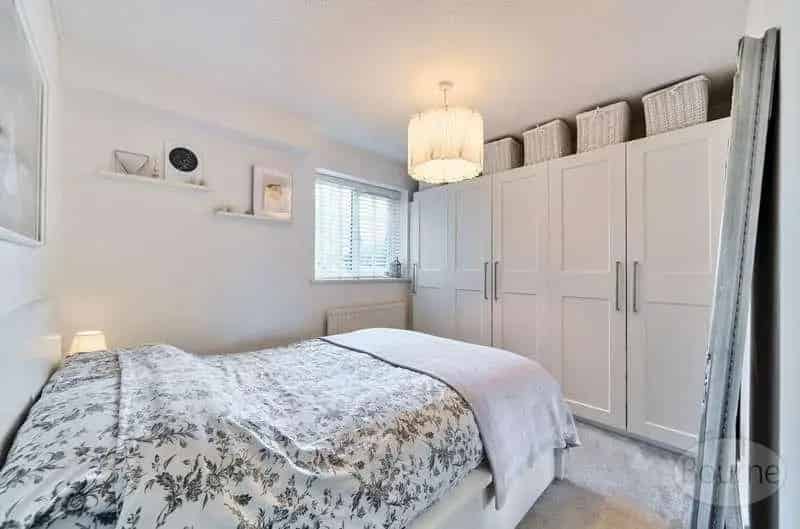 2 Bed Flat for Sale in Cobham - Private Garden & Parking