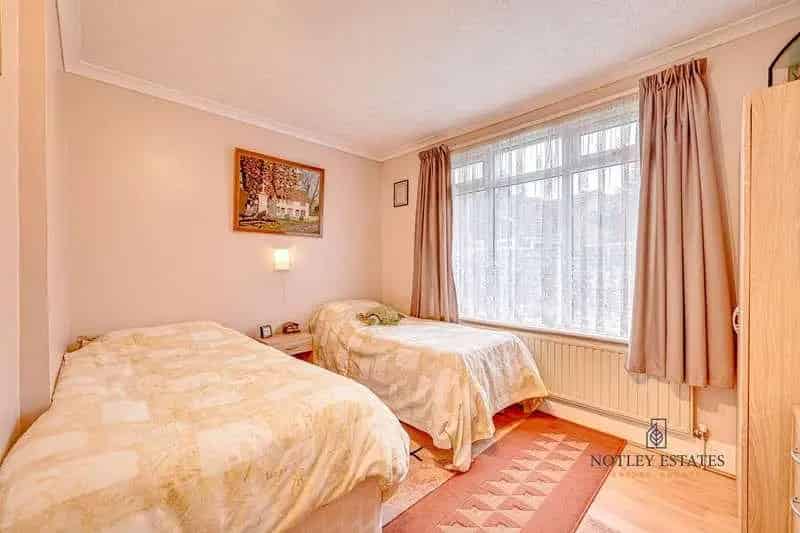 5 Bed Detached Bungalow For Sale