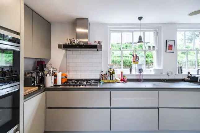 Expansive 3-Floor House for Sale in De Beauvoir Road London