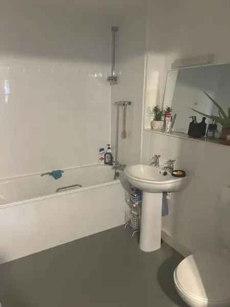 Flat For Rent in Mole Valley, England