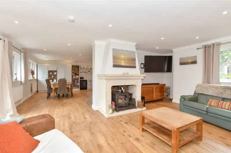 6 Bedroom Detached House for Sale