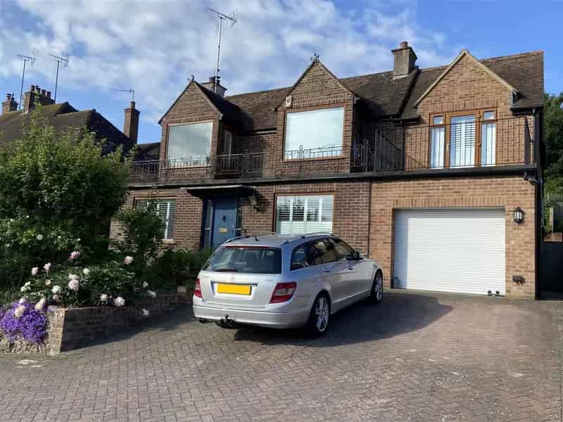 3 Bedroom Detached House with Sea Views and Recording Studio