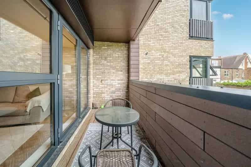 Spacious 2-Bed Flat Hanwell Near Station Modern Amenities Parking