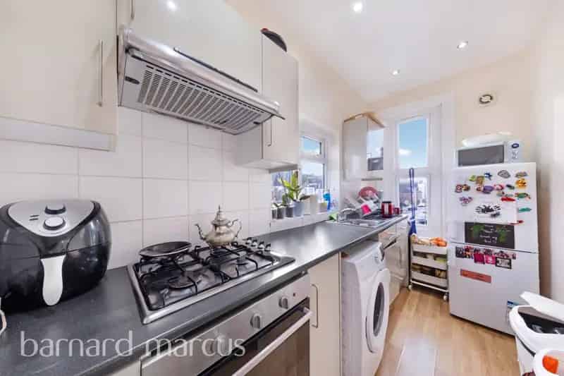 2-Bedroom Flat Furzedown No Onward Chain