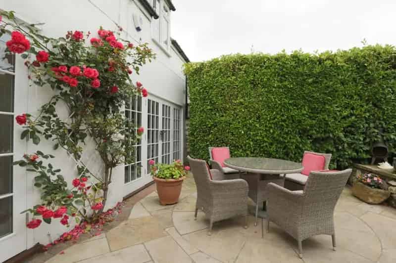 4 Bedroom Grade II Listed House with Large Outbuilding