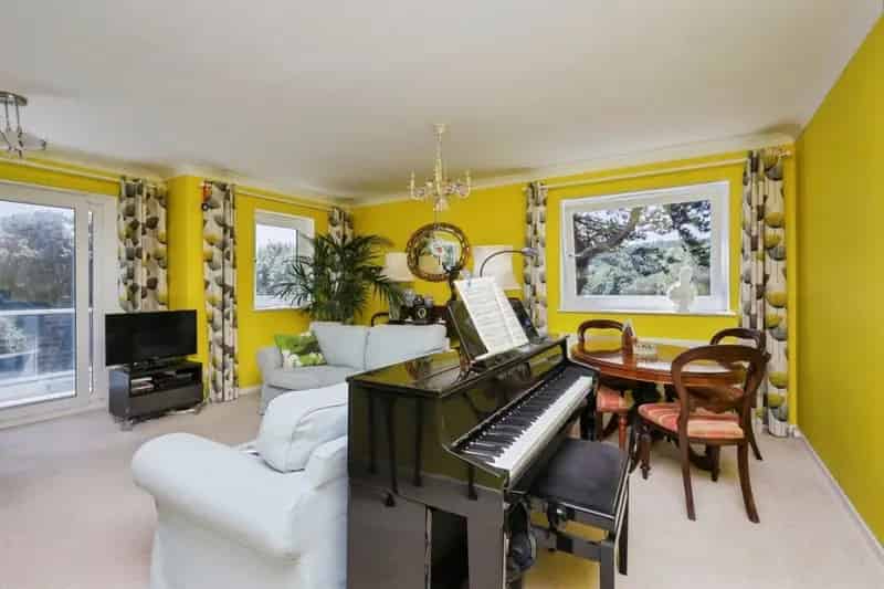Two Bedroom Apartment Meads Village Eastbourne Chain Free