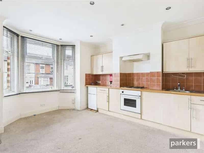 1 Bed Flat for Sale Spacious Accommodation On Street Parking
