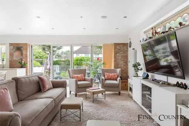 7 Bedroom Detached House for Sale in London