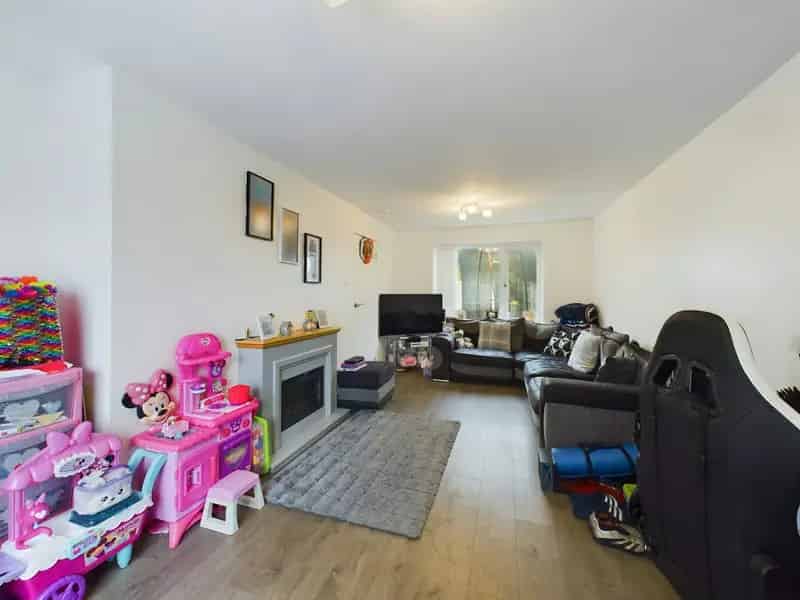 Spacious Family Home Leasehold Investment Opportunity