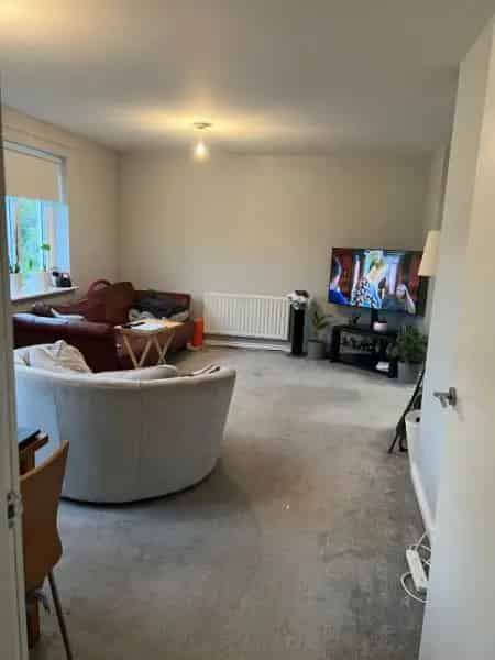 Spacious 2-Bedroom Flat Near Town Centre and Train Station