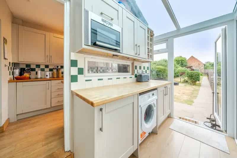 Three Bedroom Extended End Terrace House with South Facing Garden