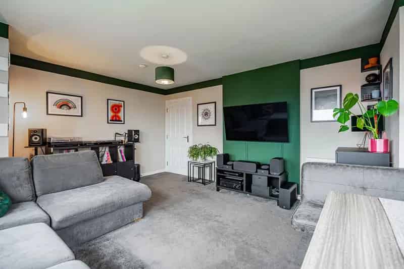 Immaculate 2-Bedroom Apartment in Parkhead Glasgow with Private Parking