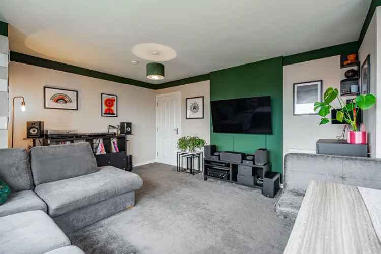 Immaculate 2-Bedroom Apartment in Parkhead Glasgow with Private Parking