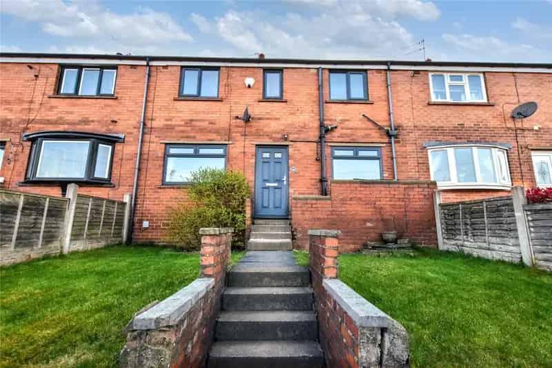 3-Bed Mid-Townhouse Pudsey Stunning Views Family Home