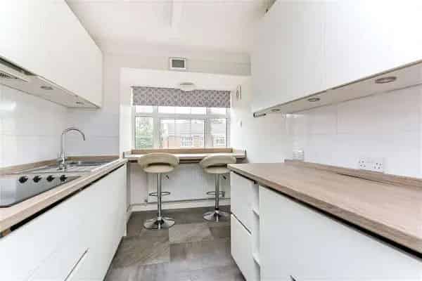2-Bedroom Apartment Henley-on-Thames  Private Garage Communal Gardens