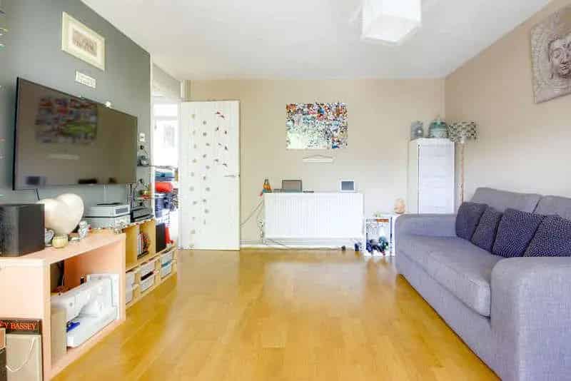 2 Bed Flat for Sale N11 Top Floor Gas Central Heating Extended Lease