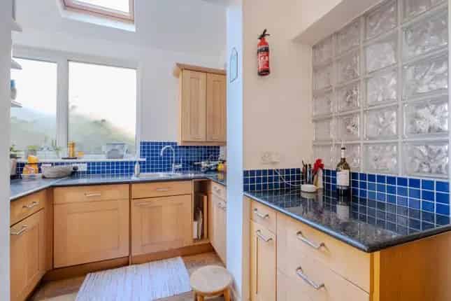 Detached House for Sale in London SW12