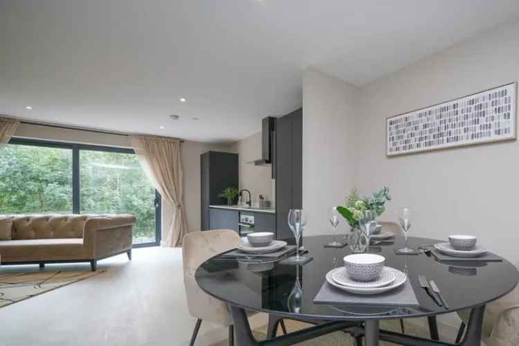 City Greens 1-Bed Apartment Birmingham Luxury Garden Parking HS2