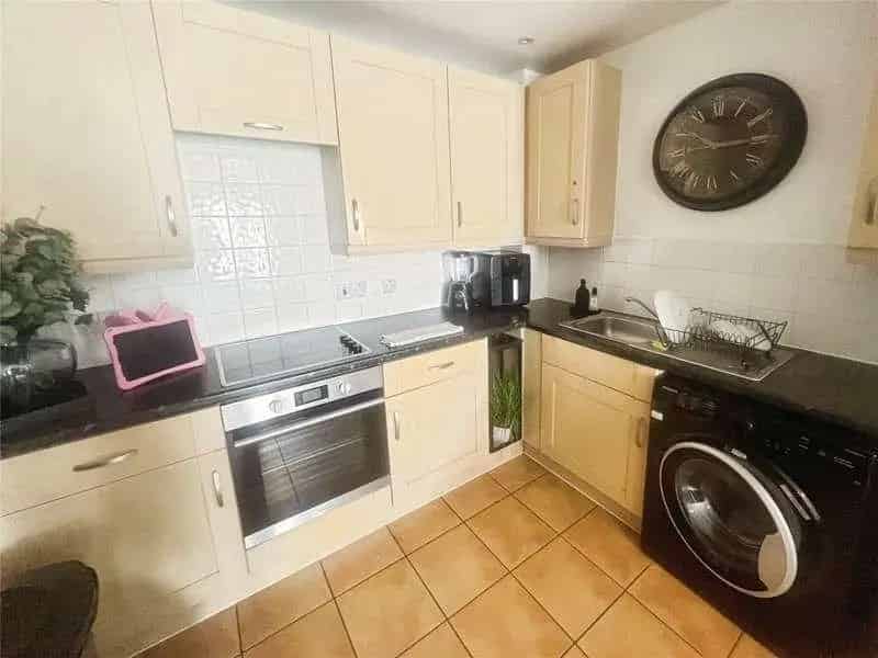2 Bed Flat for Sale Modern Kitchen Spacious Reception EPC B