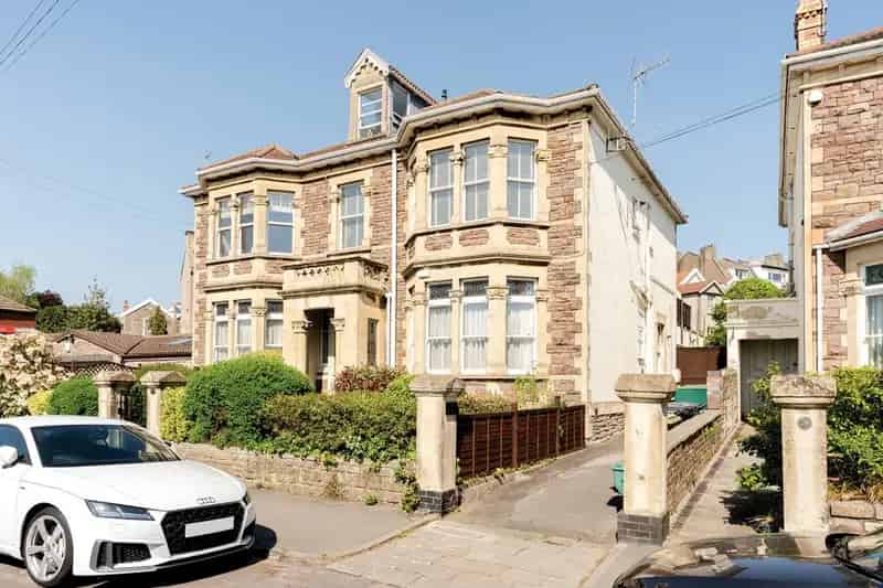 2 bedroom maisonette for sale