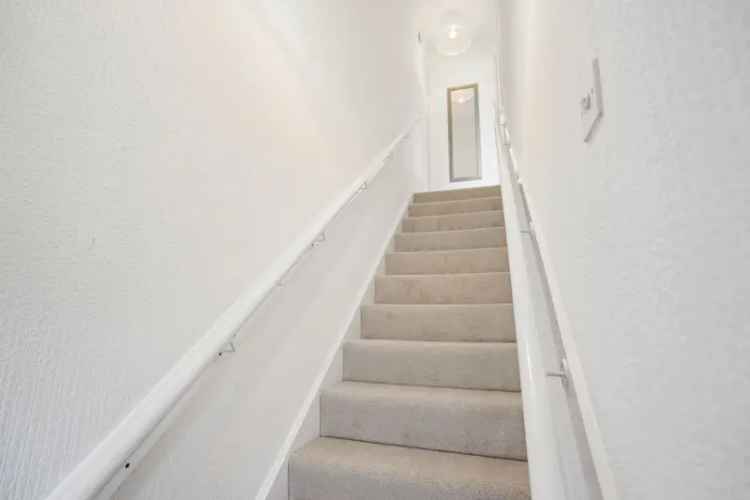 Immaculate 1-Bedroom Flat in Stirling Near Amenities and Transport