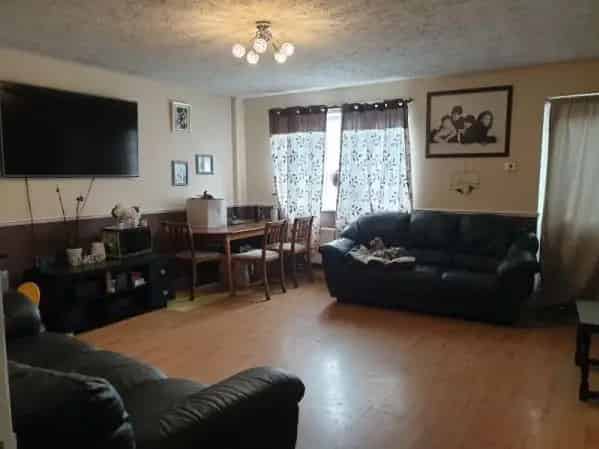 4 Bedroom Semi-Detached House Near Shops and Schools