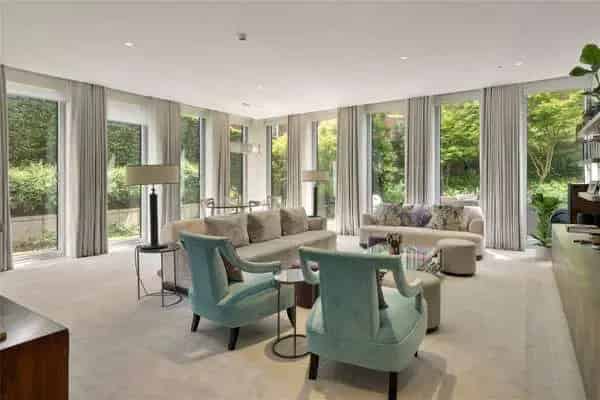 Luxury 3-Bed Apartment with Private Garden near Kensington High Street