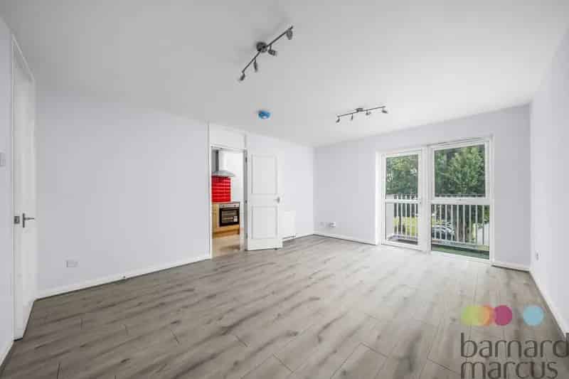 Refurbished 2-Bedroom Apartment near Woodside Park Station