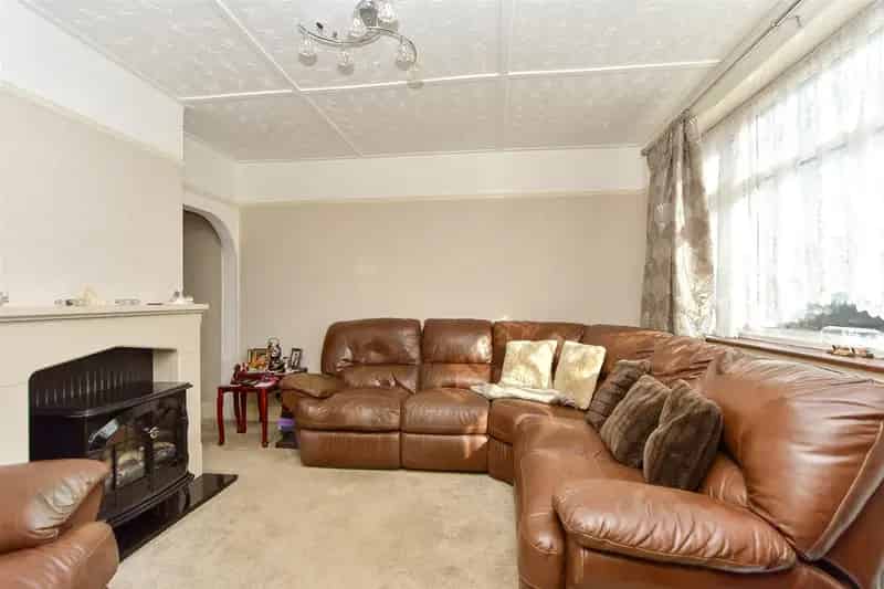 3 Bedroom Detached House For Sale Near Shops