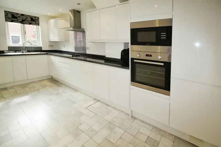 2 Bedroom Flat for Sale in Styal, Cheshire