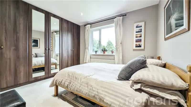 4 Bedroom Semi Detached House South Farnham