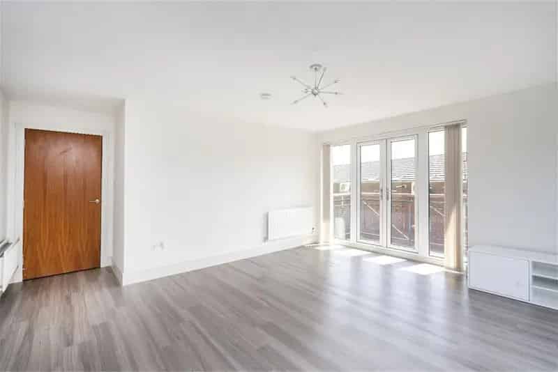 2 Bed Flat Slateford Edinburgh Modern Kitchen Ensuite Parking