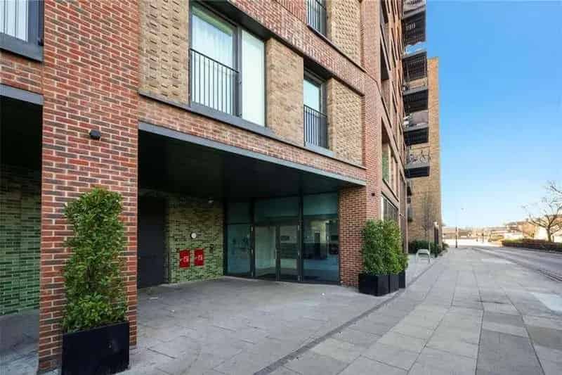 2 Bedroom Flat for Sale in East Ham - Modern Apartment near Tube Station