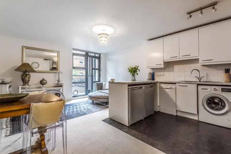 One Bedroom Apartment with Modern Bathroom and Private Balcony